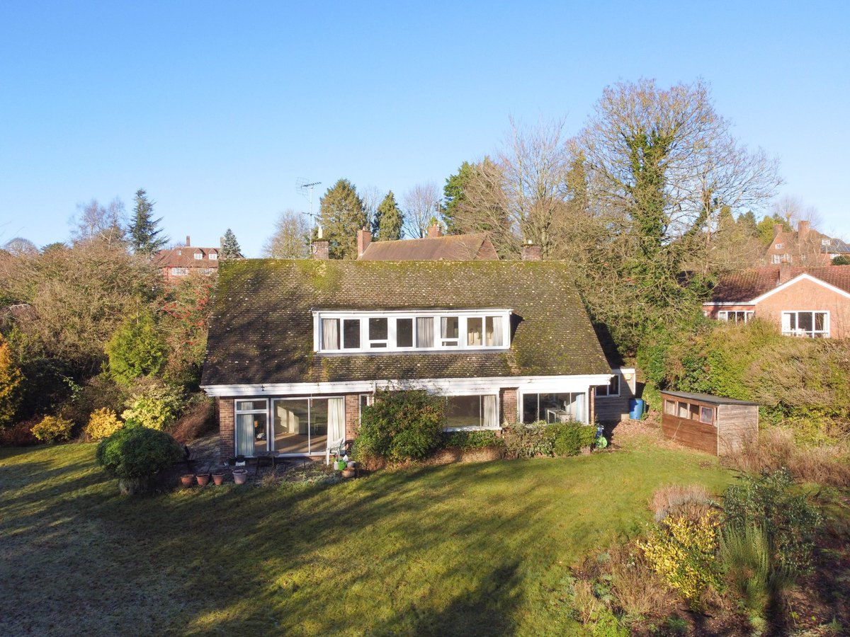 EAgentsBR's tweet photo. Not often something comes on the market in the most perfect town centre location and sitting in grounds of half an acre. Guide Price £1m #Marlborough #propertyforsale #renovation #propertyproject #Wiltshire https://t.co/2yRSKZSjvZ