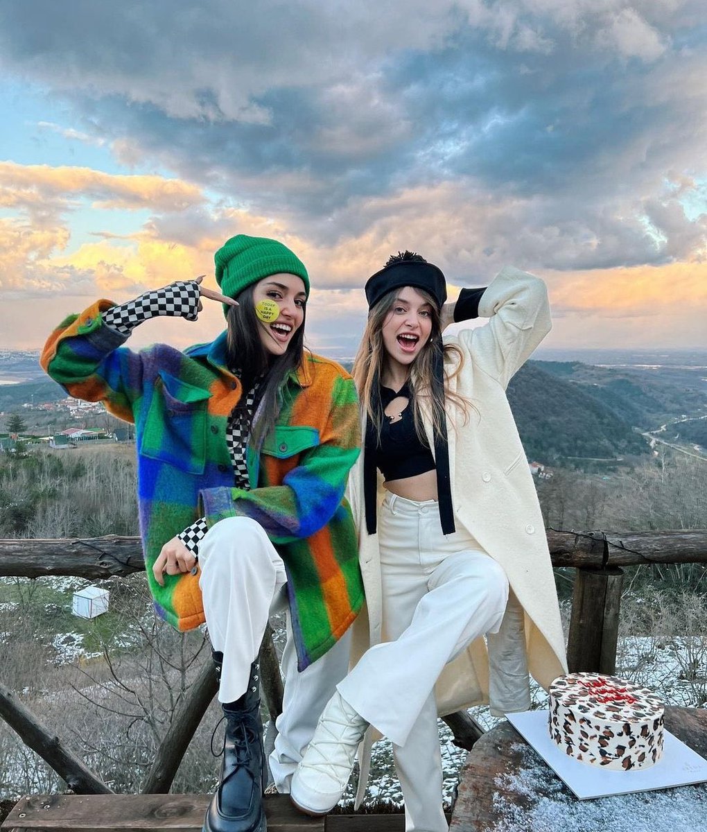 SenCalKapimiBr's tweet photo. 📸 | Hande via Instagram Post. 

“Sis 💋🌟” 

• #HandeErçel • https://t.co/RxOReRVTwN
