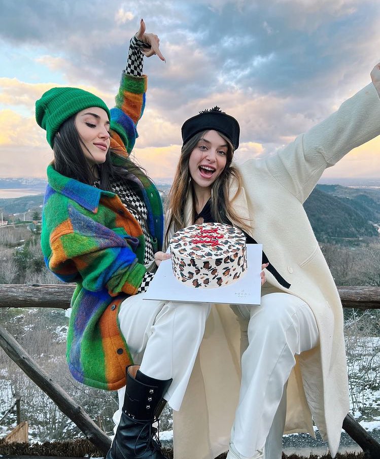 SenCalKapimiBr's tweet photo. 📸 | Hande via Instagram Post. 

“Sis 💋🌟” 

• #HandeErçel • https://t.co/RxOReRVTwN