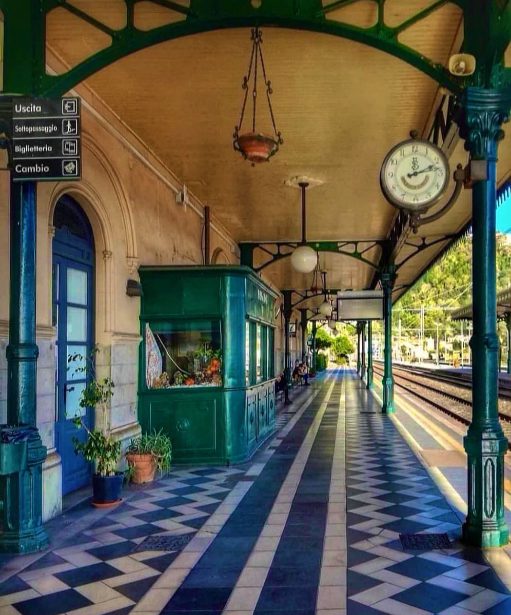 Ercanercoyeni's tweet photo. Oturup, tüm geçen trenleri izleyerek zaman kaybetmek yerine, ilk trene atlayıp gidebilirdik.  (Taormina-Giardini Naxos tren istasyonu-Sicilya) https://t.co/RxEvQ4jHHV