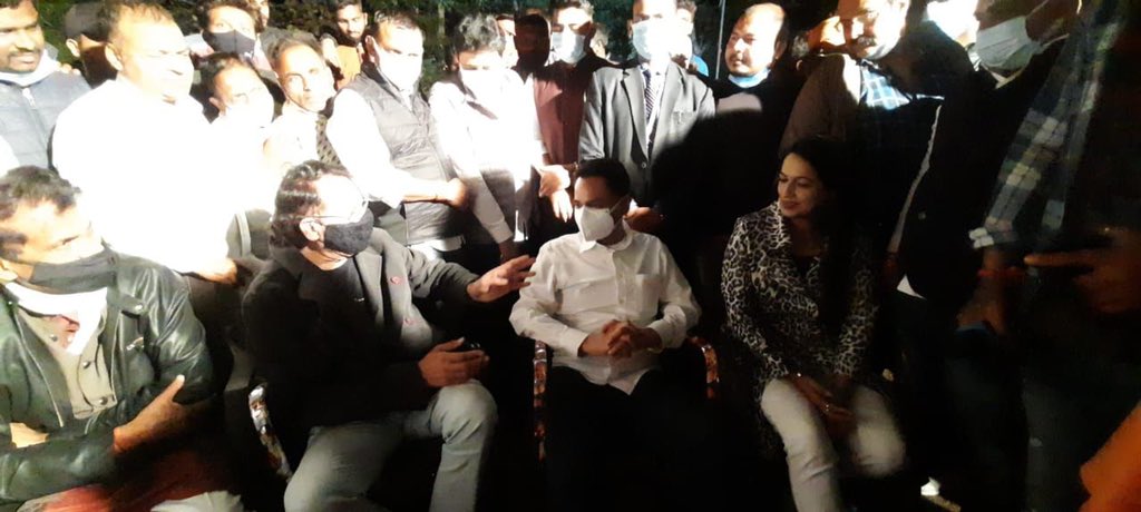 NakulKNath's tweet photo. छिंदवाड़ा जिले के खुटामा फारेस्ट रेस्ट हाउस में चल रही " दा डार्क " वेब सीरीज की शूटिंग के अभिनेता किरण कुमार एवं उनकी टीम से सौजन्य भेंट कर छिन्दवाड़ा की पावन धरा में आगमन पर उन्हें शुभकामनाएं प्रेषित की । https://t.co/yMOOlRPkOU