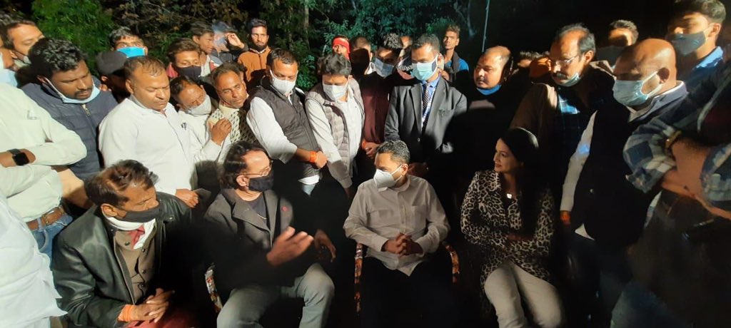 NakulKNath's tweet photo. छिंदवाड़ा जिले के खुटामा फारेस्ट रेस्ट हाउस में चल रही " दा डार्क " वेब सीरीज की शूटिंग के अभिनेता किरण कुमार एवं उनकी टीम से सौजन्य भेंट कर छिन्दवाड़ा की पावन धरा में आगमन पर उन्हें शुभकामनाएं प्रेषित की । https://t.co/yMOOlRPkOU