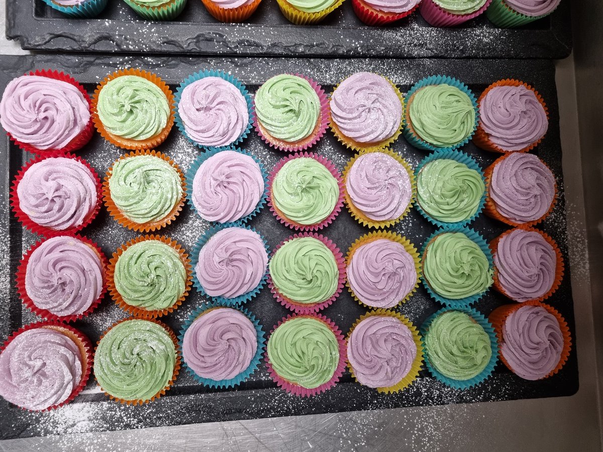 NigelLees2's tweet photo. Cupcake treats at Streatham and Clapham Girls school. @Nickhowe64 @melrahaman @CupelloVincenzo @mikecheftaylor @DanielCollier84 https://t.co/hOA50S8C7L