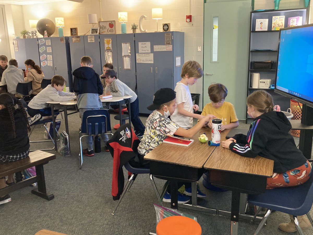 carr0507's tweet photo. @CarrsClass collaborating and being critical thinkers to make the light bulb turn on. So much fun listening to their conversations and their problem solving strategies. #scienceisfun #circuits #sfesharks @HumbleISD_SFE https://t.co/3vhuEAvBy4