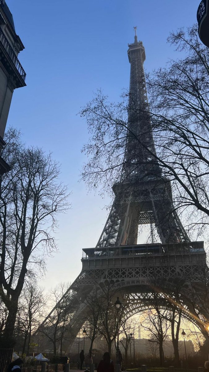 “Yaşamak bir ağaç gibi tek ve hür ve bir orman gibi kardeşçesine”.

NAZIM HİKMET