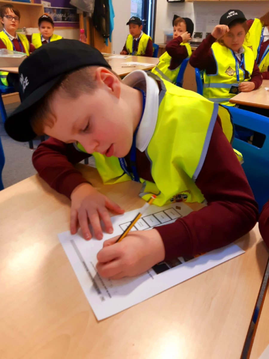 Well done to year 5 Mini Police <a href="/KnowlePrimary/">Knowle Primary</a> learning about anti social behaviour in your community with special guest PC Bear 🤩-  brilliant discussions super work 
👏⭐👮‍♂️👮‍♀️#support #education #neighbourhoodpolicingweek  <a href="/MinipoliceR/">Mini Police💙</a> <a href="/DCPolVolunteers/">Devon and Cornwall Police Volunteers</a> <a href="/DC_Police/">Devon & Cornwall Police</a>