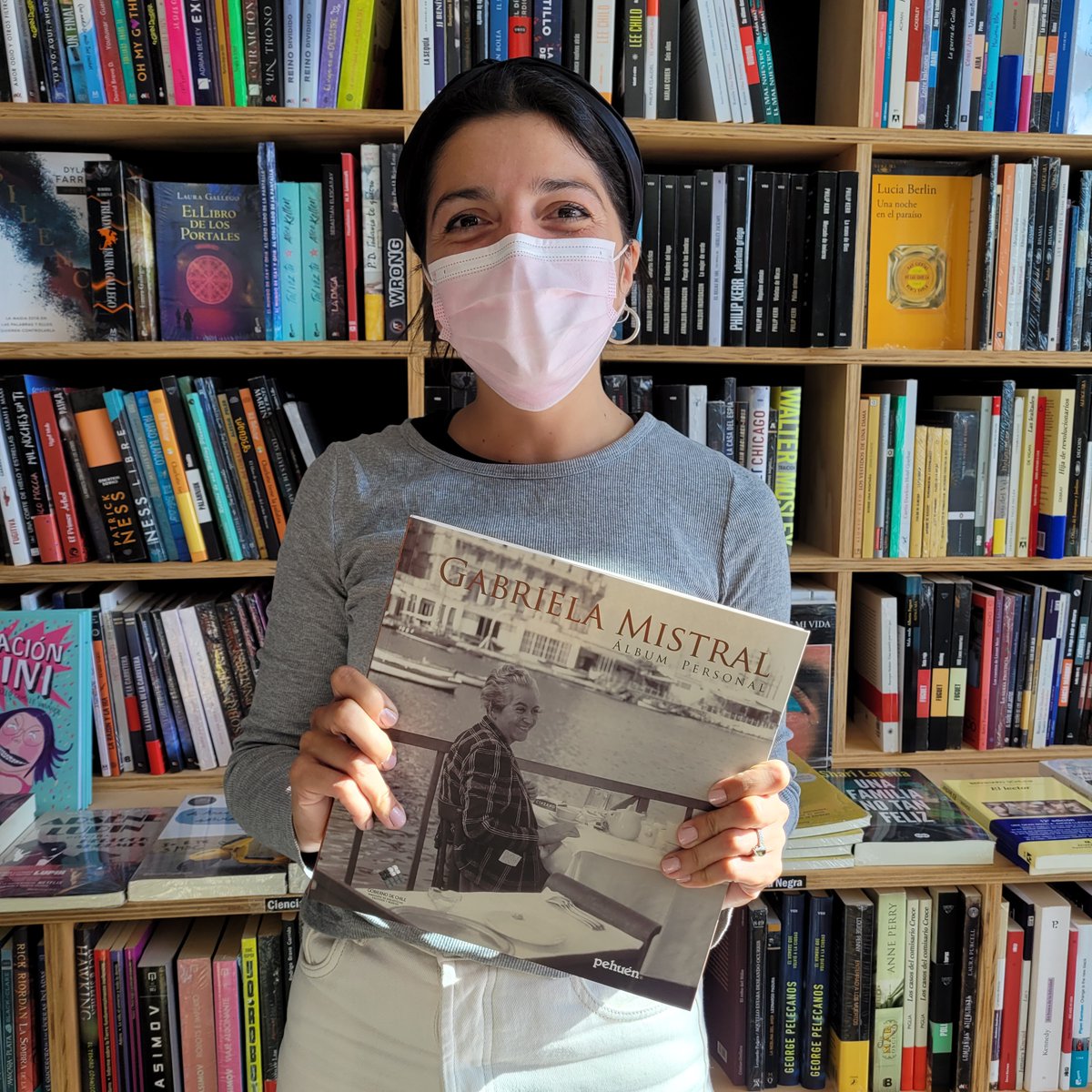 Gracias a nuestra amiga Alejandra por mostrarnos este álbum fotográfico de Gabriela Mistral. En este gran registro fotográfico la podremos conocer en toda su complejidad, una Gabriela distinta, más cercana, alegre y humana.