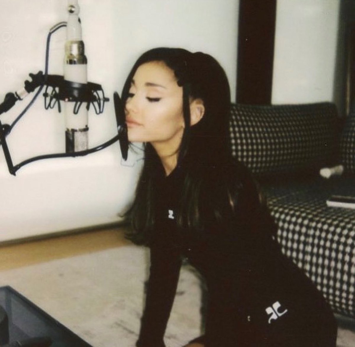 AGTHEDAILY's tweet photo. ariana has now surpassed 290 MILLION instagram followers!! https://t.co/OVHBxnrLb1