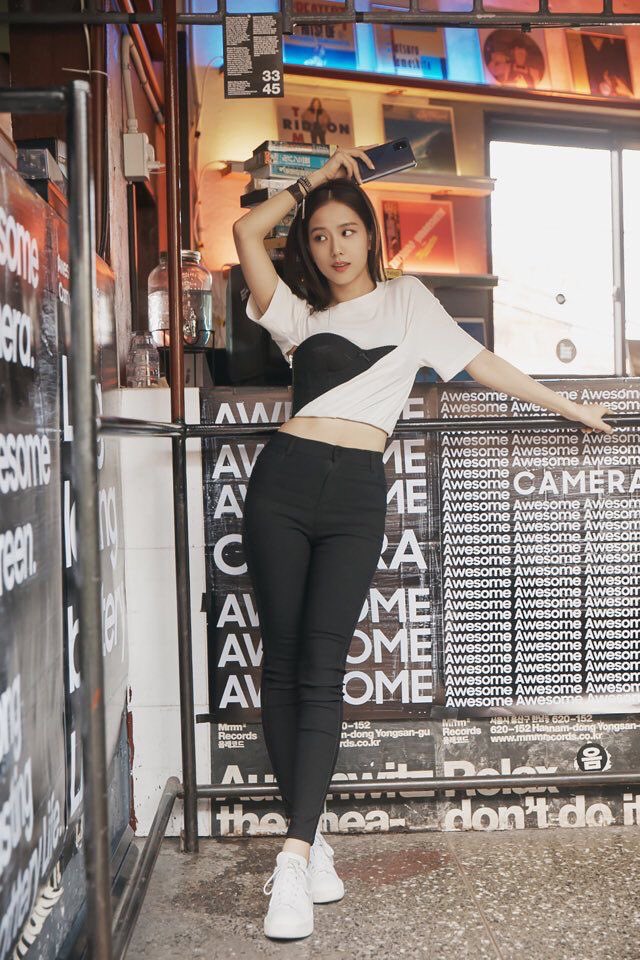 jichusworld's tweet photo. oh god this is my first time seeing these pics and kim jisoo looks extremely hot as always 😭 https://t.co/msywxP9o3P