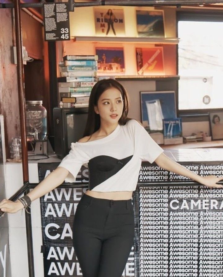 jichusworld's tweet photo. oh god this is my first time seeing these pics and kim jisoo looks extremely hot as always 😭 https://t.co/msywxP9o3P