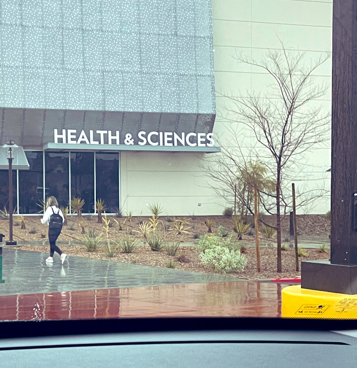 erickaaviles's tweet image. While warming up in car, I saw many students start to trickle in! Not even 7:30am. Some their parents dropped them off. 

Send them all the vibes for a great semester ahead!

What a blessing to be able to have access to quality education &amp;amp; dream big  💙

#IAmFirstGen #micomunidad