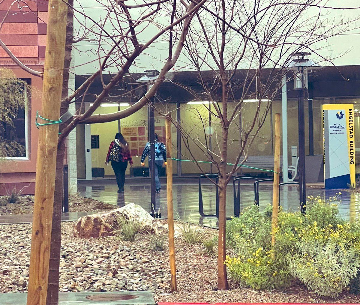 erickaaviles's tweet image. While warming up in car, I saw many students start to trickle in! Not even 7:30am. Some their parents dropped them off. 

Send them all the vibes for a great semester ahead!

What a blessing to be able to have access to quality education &amp;amp; dream big  💙

#IAmFirstGen #micomunidad