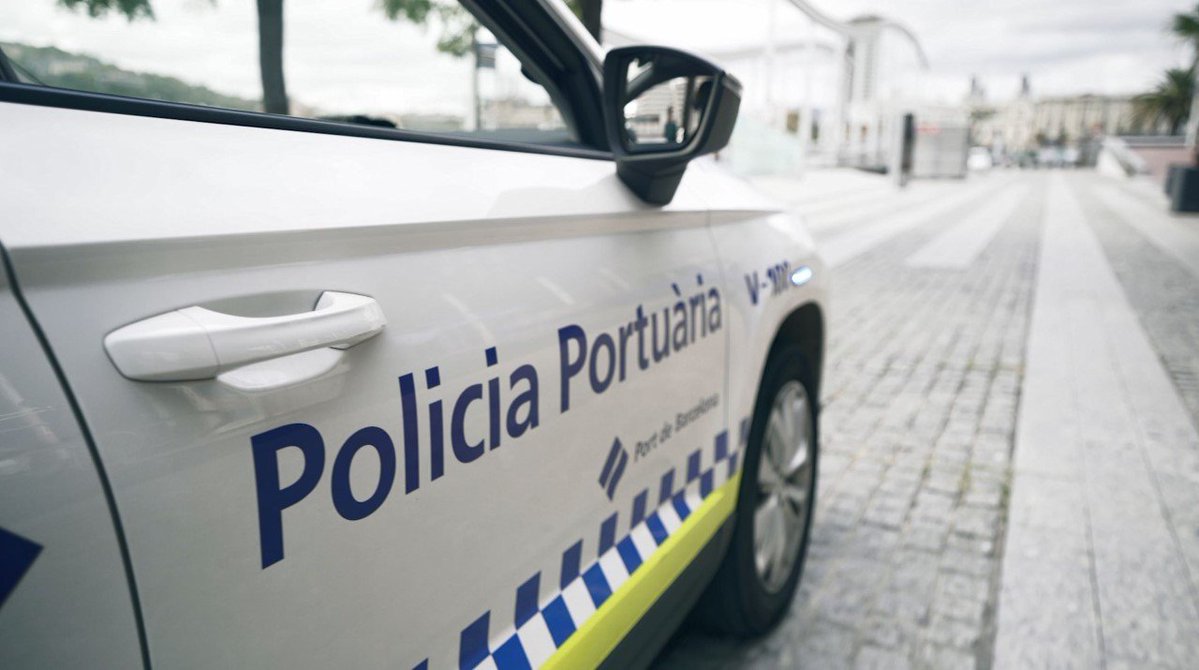 PortdeBarcelona's tweet photo. 👮 El 16 de gener, la #PoliciaPortuària va detenir a un home de 30 anys com a presumpte autor d'una sèrie de robatoris i furts comesos al centre @Maremagnum_, després de cometre un nou furt en una botiga. 

La col·laboració de la vigilància privada va ser clau per detenir-lo. https://t.co/Kc41xzU2xq