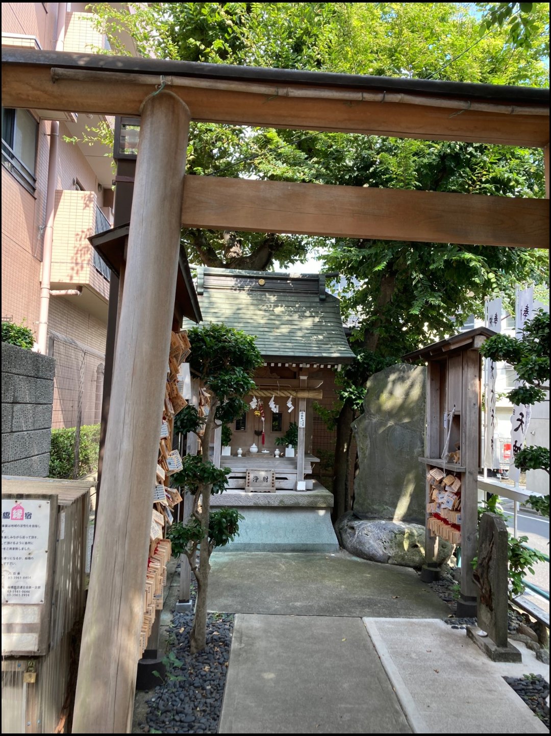 無藤一彦 自動車にも長く乗れるようになったので家から下道で2時間位まで参拝にと 都内にある縁切り榎 行きました 初めて行く所だったけど迷わず行けて駐車場もすんなり近くに停められて歩きながらいろんな事が新鮮に思え良い時間が過ぎました