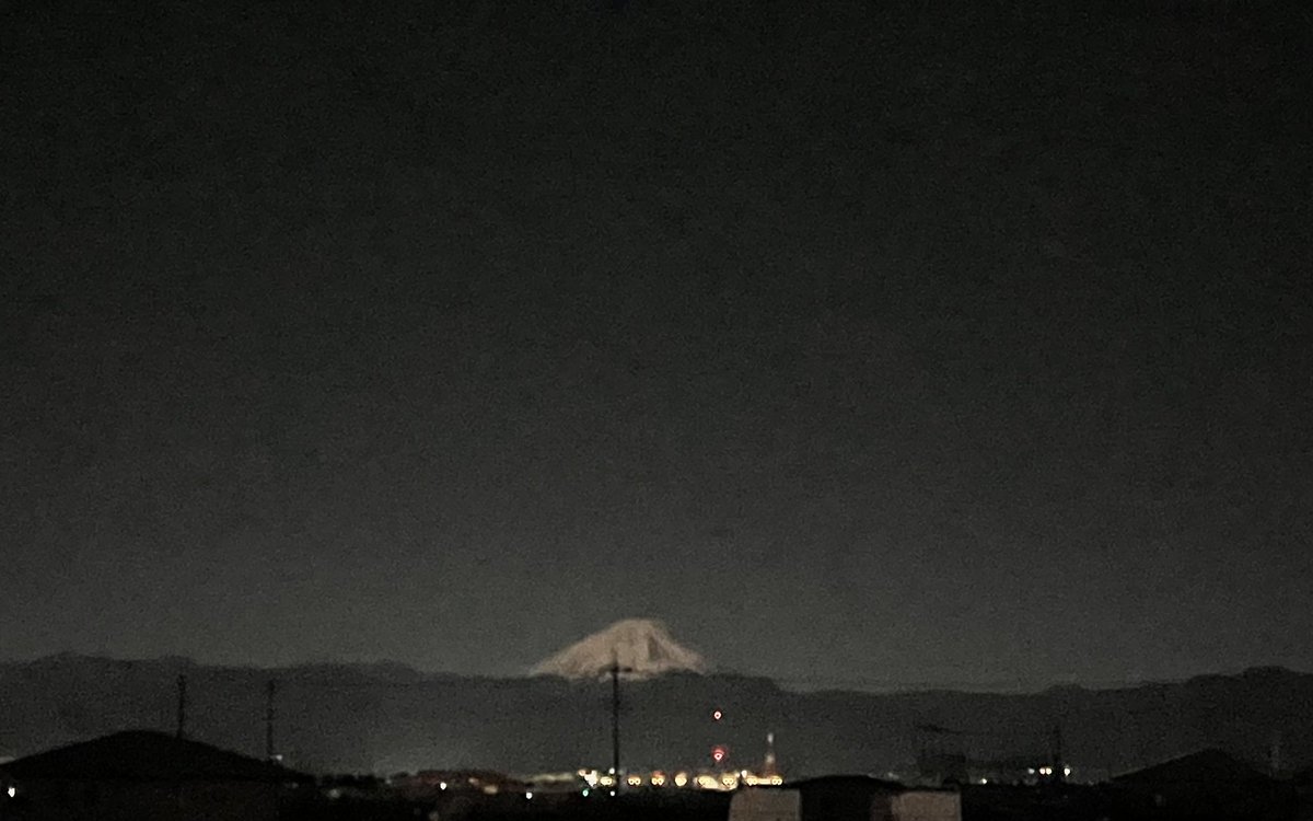 月明かりに照らされている富士山が好き。 そして、富士山を照らしている月も好き。 今夜は満月だ。