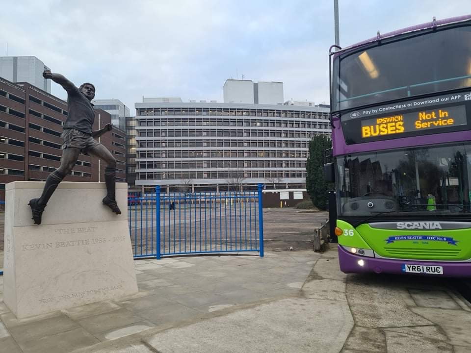 ipswichbuses's tweet image. @IpswichTown Kevin Beattie the Legend meets @ipswichbuses Kevin Beattie the people mover.
Thanks to Amanda Walters for the pic👍