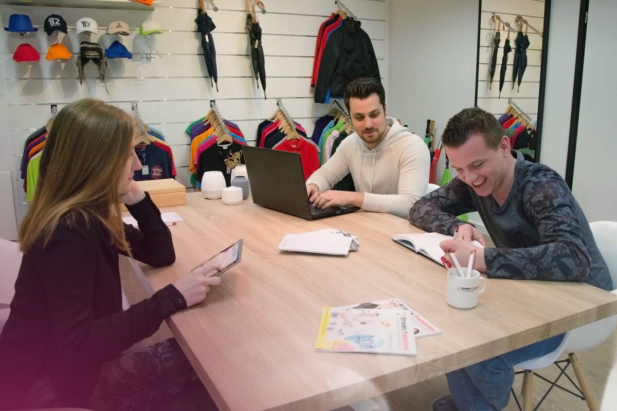 🚨 STAGE-VACATURES! 🚨

Wij zoeken:
📦 Stagiair(e) logistiek;
📞 Stagiair(e) verkoop / accountmanager;
🎨 Stagiair(e) grafisch vormgever;
📊 Stagiair(e) marketing &amp; communicatie;
💰 Stagiair(e) administratie;
🎓 Afstudeerders.

Solliciteer snel:
stravers.nl/vacatures

#stage