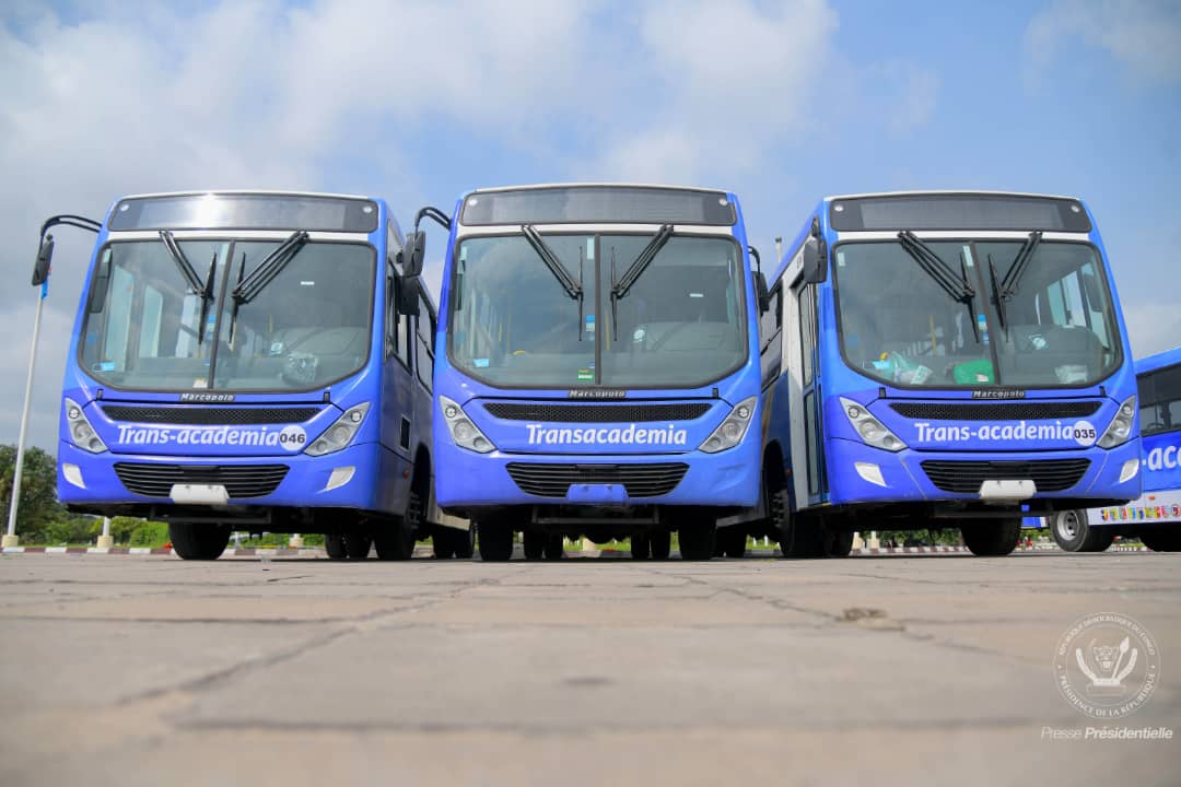 #RDC #TRANSACADEMIA 18.01.2022/#Kinshasa
Le Président de la République a inauguré la mise en service, ce mardi 18 janvier, du premier lot de 100 bus Trans Académia exclusivement dédiés au transport des étudiants avec une tarification spéciale et préférentielle.