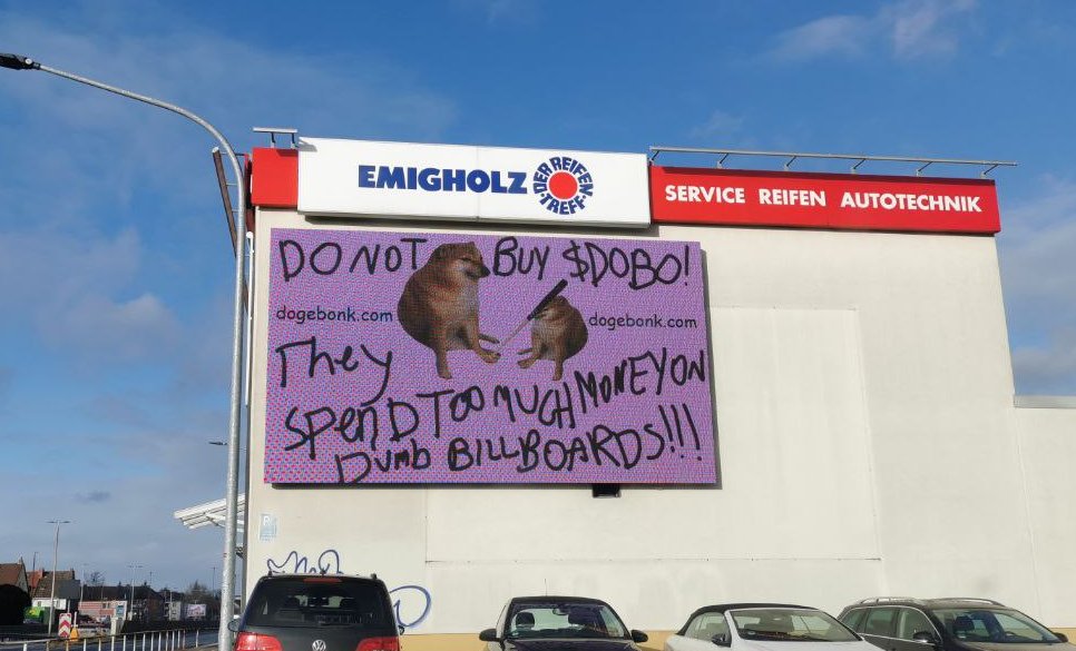 A timeless classic 👌👌👌 Truly $DOBO are innovators in the field of billboards!!!

Melding together layers of self-deprecating humor, sarcastic wit, and an unparalleled artistic sense, into harmonic perfection 😭😭😭 

It could only be #DogeBonk 

#DOBO #100xGem #BNB #SorryElon