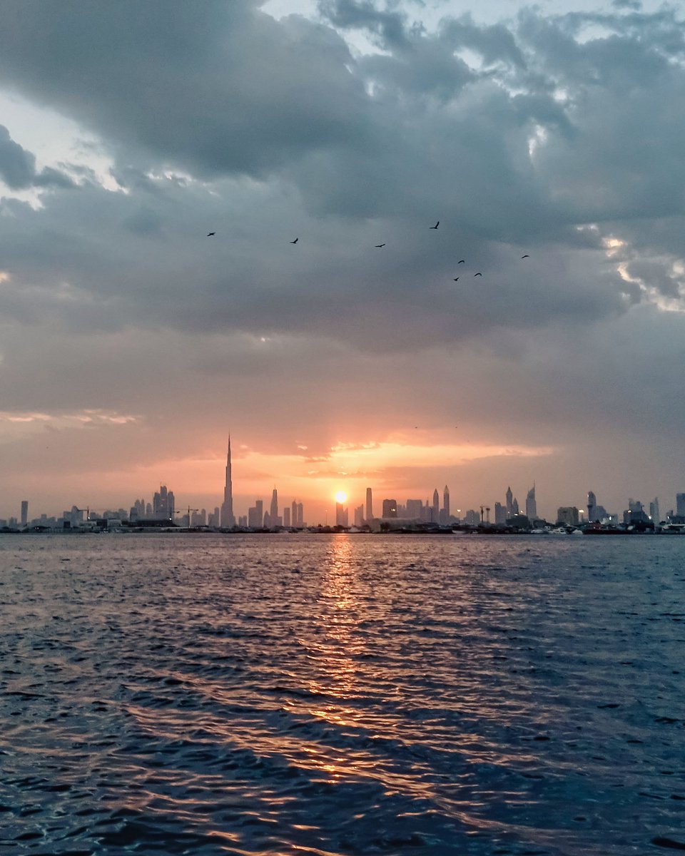 AlefStudios's tweet photo. sunset horizon 

#alefstudios #urbanscape #dubai #dubaicreek #uae #cloudscape #shotoniphone #waves #cityscape #skylinegram #depthobsessed #burjkhalifa #architecture #horizon #highrise #mydubai #standtall #livelovedubai #visitdubai #instavibe #uaewinter https://t.co/f0QZvHSlDp
