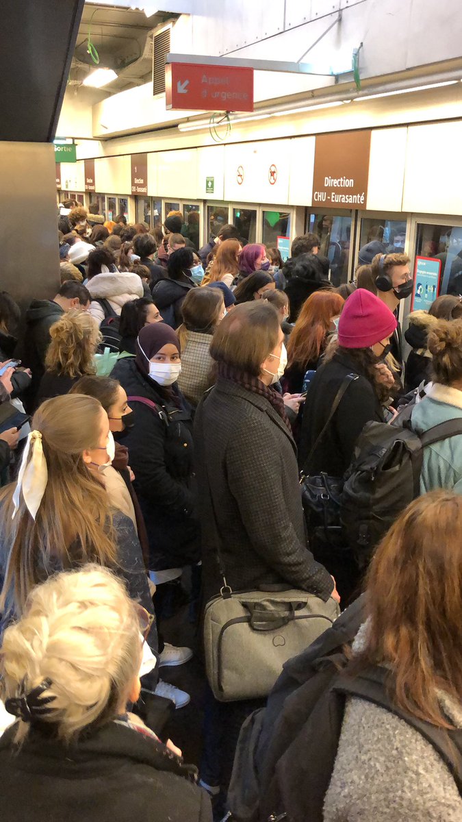 yenamarredlavie's tweet image. 3 fois dans la même journée que le métro fonctionne pas c&apos;est insupportable!!! #yam #ilévia #transpole