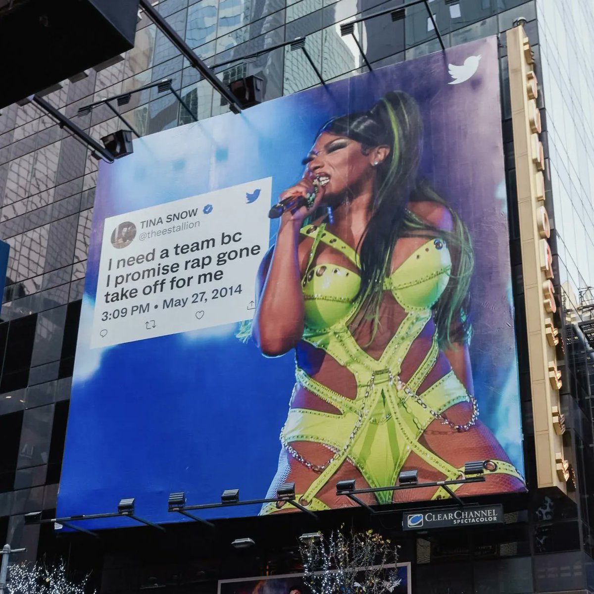 Adweek's tweet photo. Twitter's new OOH campaign showcases the power of pursuing your dreams. https://t.co/WhVB0jJ8kw https://t.co/7fwjTNuA87