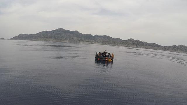 🇬🇷Yunanistan göçmenleri yine ölüme itti. 🛶Yunan güçleri, Ege Denizi'nde 25 sığınmacıyı darp ettikten sonra açık denize bıraktı. 👇Sığınmacıların imdadına Türk Sahil Güvenliği yetişti.