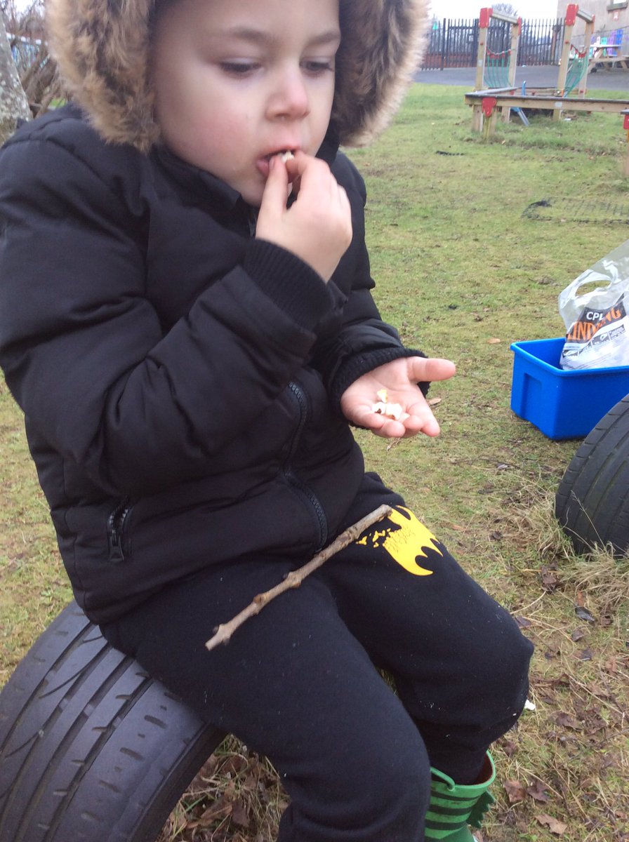 BathgateNs's tweet photo. What better way than popcorn by the fire to warm up on a chilly day. #firepitexperience #coldandhot https://t.co/cwMMQUPmEm
