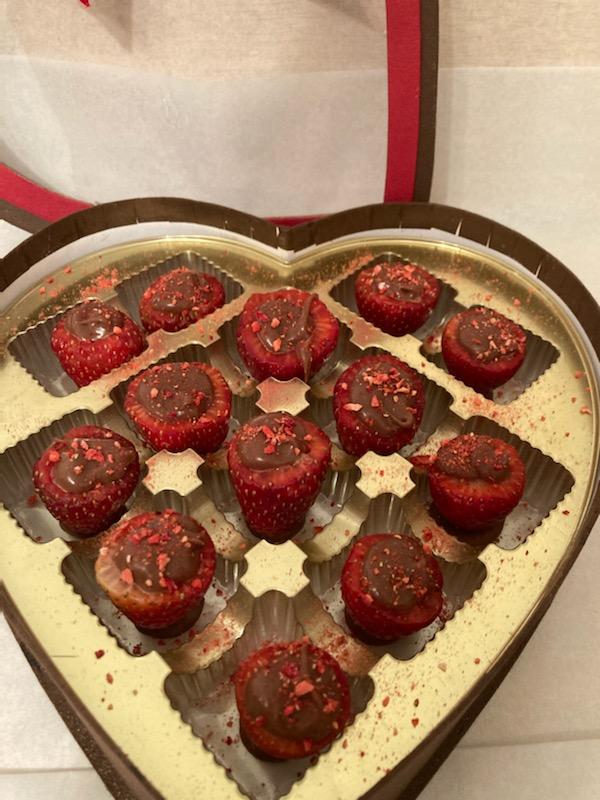 ItsSeriousChoc1's tweet photo. Chocolate Ganache Filled Fresh Strawberries. https://t.co/pE1PnvLMQY
