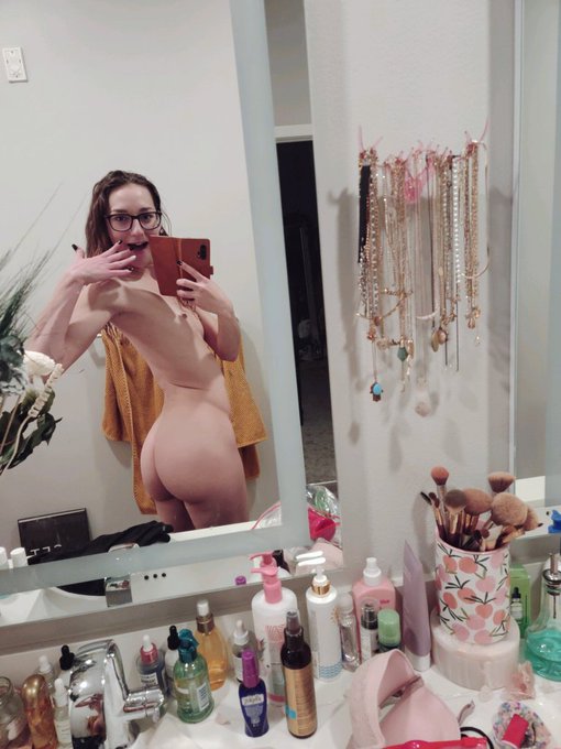 What would you do if you found me in your bathroom?? ?

? @420bbyk ❣️ https://t.co/MTa8jdz1Ji