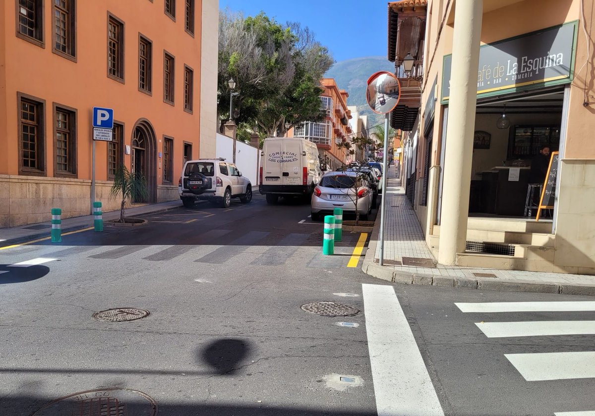 Hemos puesto fin ya a las tradicionales vallas en la zona centro y se han sustituido por una señalización y elementos de protección adecuados, con balizas de señalización y bolardos.