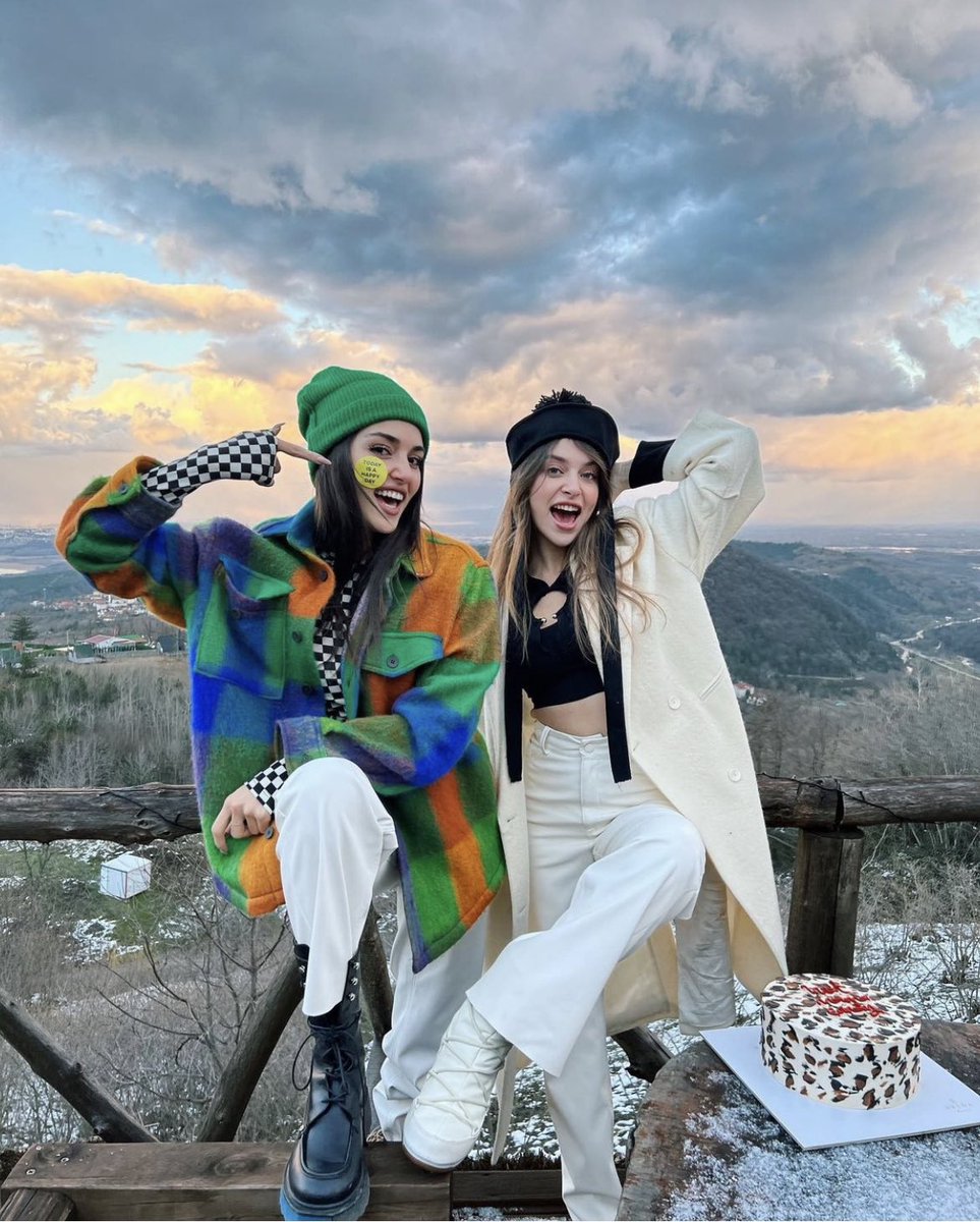 HanKerEve's tweet photo. birthday queen🥂🎂👸🏼#gamzeerçel #HandeErçel #happybirthdaygamze https://t.co/6qVSve67ih
