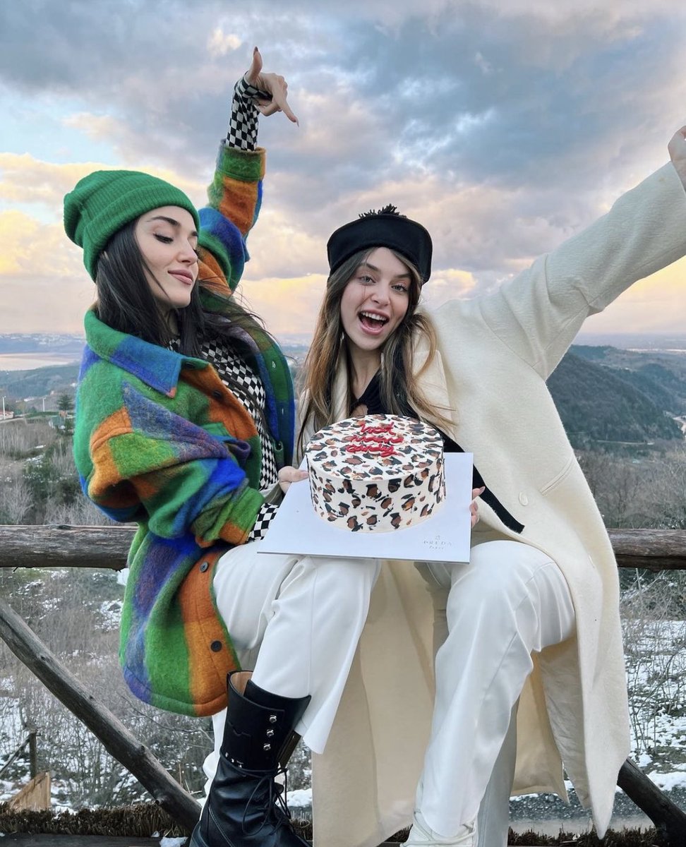 HanKerEve's tweet photo. birthday queen🥂🎂👸🏼#gamzeerçel #HandeErçel #happybirthdaygamze https://t.co/6qVSve67ih