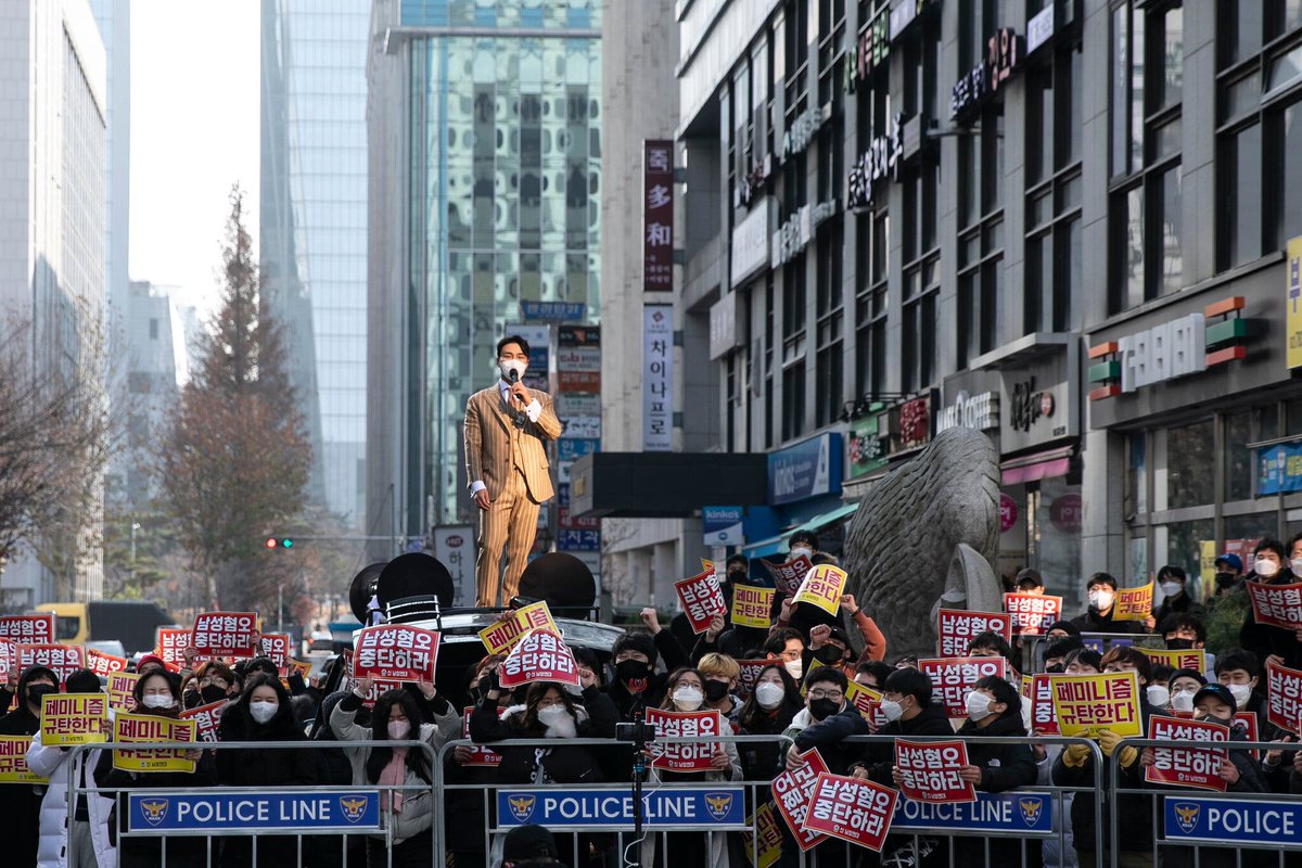 Great piece by @choesanghun on the backlash on gender equality and rise of an anti-women/feminist movement among young #SouthKorea men in their 20-30s (almost 80% in recent polls), which is becoming one of the key issues in the presidential campaign.