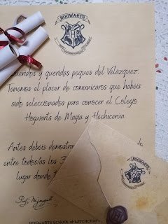 PequesdelV's tweet photo. Así hemos comenzado el nuevo proyecto "El planeta de las palabras que empiezan por M".
Todo en el blog: https://t.co/OeD5Cm25uc
#abp #equipovelázquez #claustrovirtual #actividadesinfantil #HarryPotter #planetadelaM #magia https://t.co/Xgn6MuQAMb