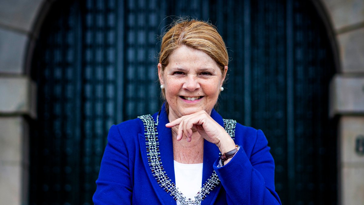 GemeenteDelft's tweet photo. Onze burgemeester is verkozen tot beste bestuurder van Zuid-Holland😀 En is daarmee genomineerd als beste bestuurder van Nederland 2021. Van harte gefeliciteerd met de titel én de nominatie @VanBijsterveldt👍

Lees meer➡ https://t.co/7sLSPT2h7D

#Delft #trots https://t.co/T2koiiR0bW