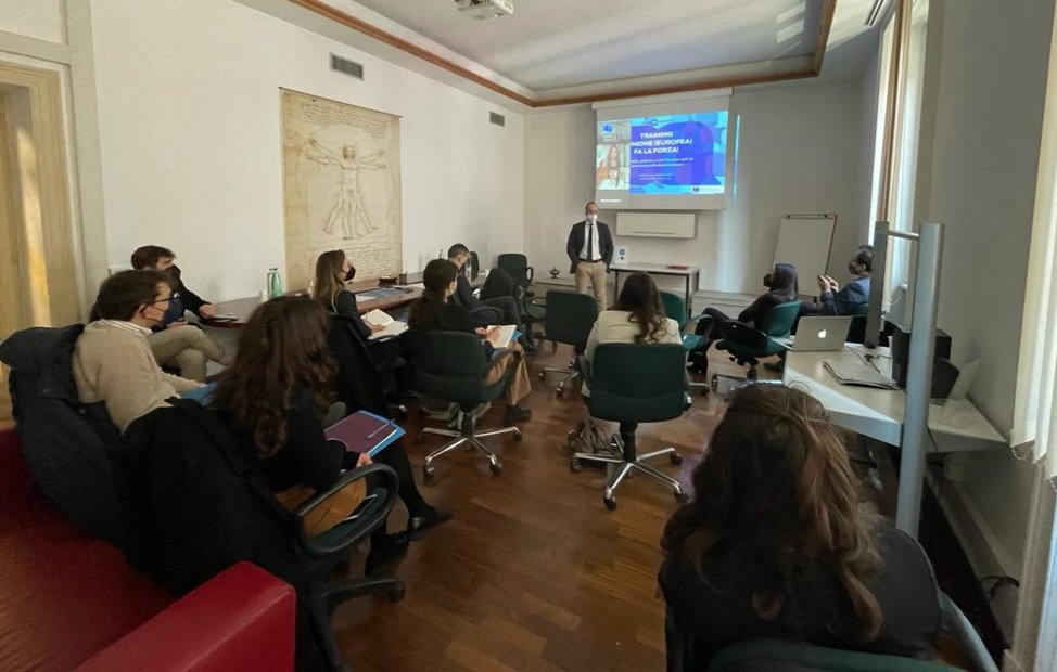 EleMongelli's tweet photo. Per contrastare disinformazione e interferenze estere nell'UE serve far accrescere consapevolezza e comprensione. Nel training di @FedDirittiUmani abbiamo visto che ognuno può avere un ruolo in questa battaglia e che la cooperazione tra tutti gli attori coinvolti è cruciale. https://t.co/RNrz5s5RLT