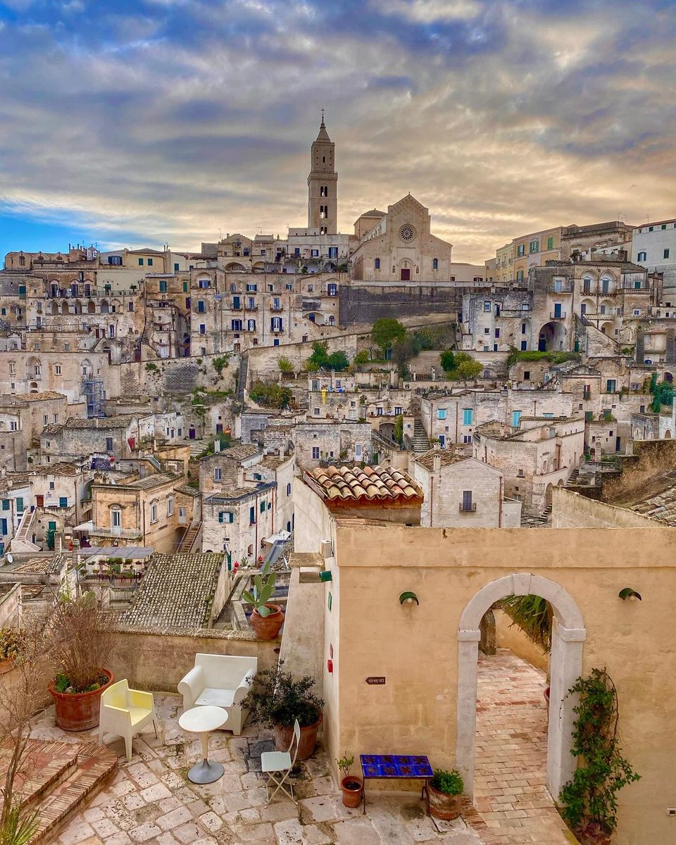 Matera, i Sassi e le Chiese Rupestri
Un miracolo del tempo che si svela agli occhi del visitatore con un fascino dirompente ▶ bit.ly/matera-i-sassi…
#treasureitaly #basilicata #unesco <a href="/Basilicata_Tur/">Basilicata Turistica</a> 
📸 instagram @ gabry62