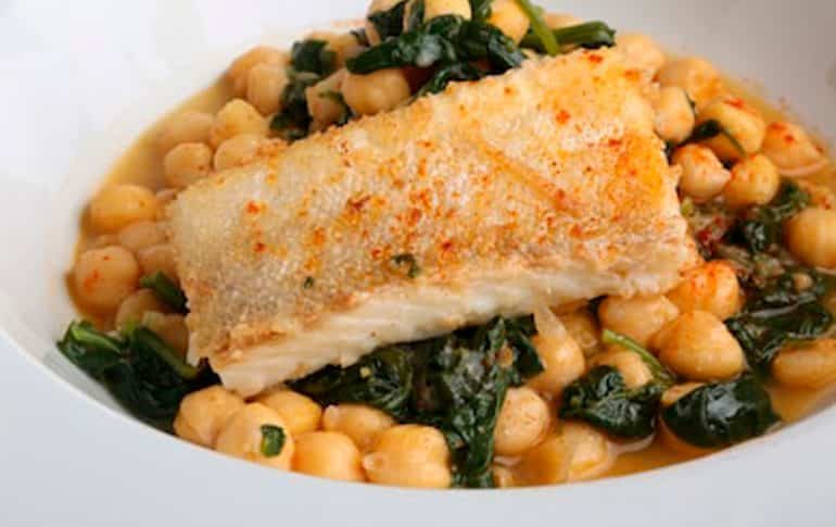 Hoy martes te presentamos esta receta que apetece para el invierno GARBANZOS CON BACALAO Y ESPINACAS

#recetasdeBertin
#gastronomia
#gourmet
#recetascocinatradicional 
#cocinaespañola 
#entumesa
#elcorteingles
#carrefour
bertinosborneseleccion.es