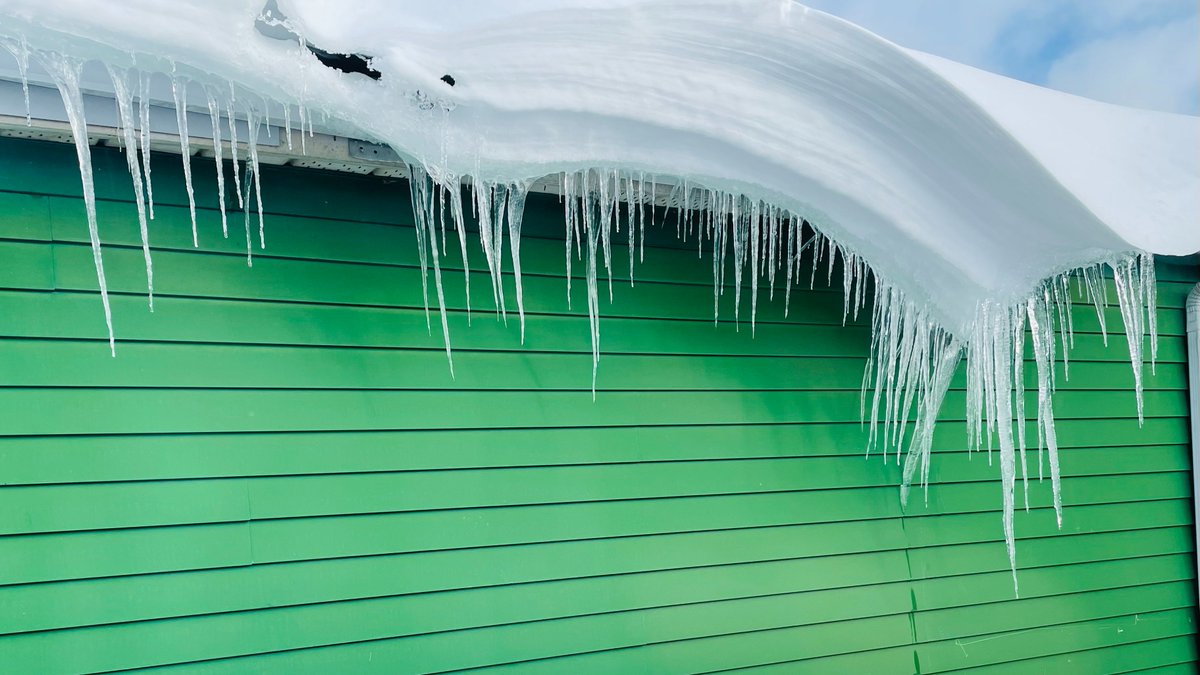 KBremes's tweet image. My neighbours' house is now some sort of evil snow lair #OnStorm