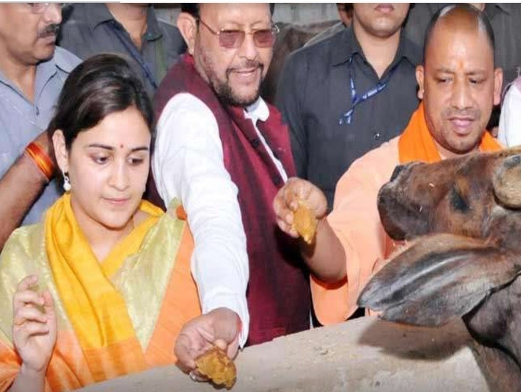 “सौ सुनार की एक लोहार की”

Mulayam's daughter in law Aparna Yadav to join BJP tomorrow morning in pressence of Yogi and Keshav Prasad Maurya.

Aparna Yadav, also donated Rs 11 lakhs for the construction of Ram temple in Ayodhya.  #AparnaYadav #AssemblyElections2022 #YogiReturns https://t.co/qK1psp0yrN.