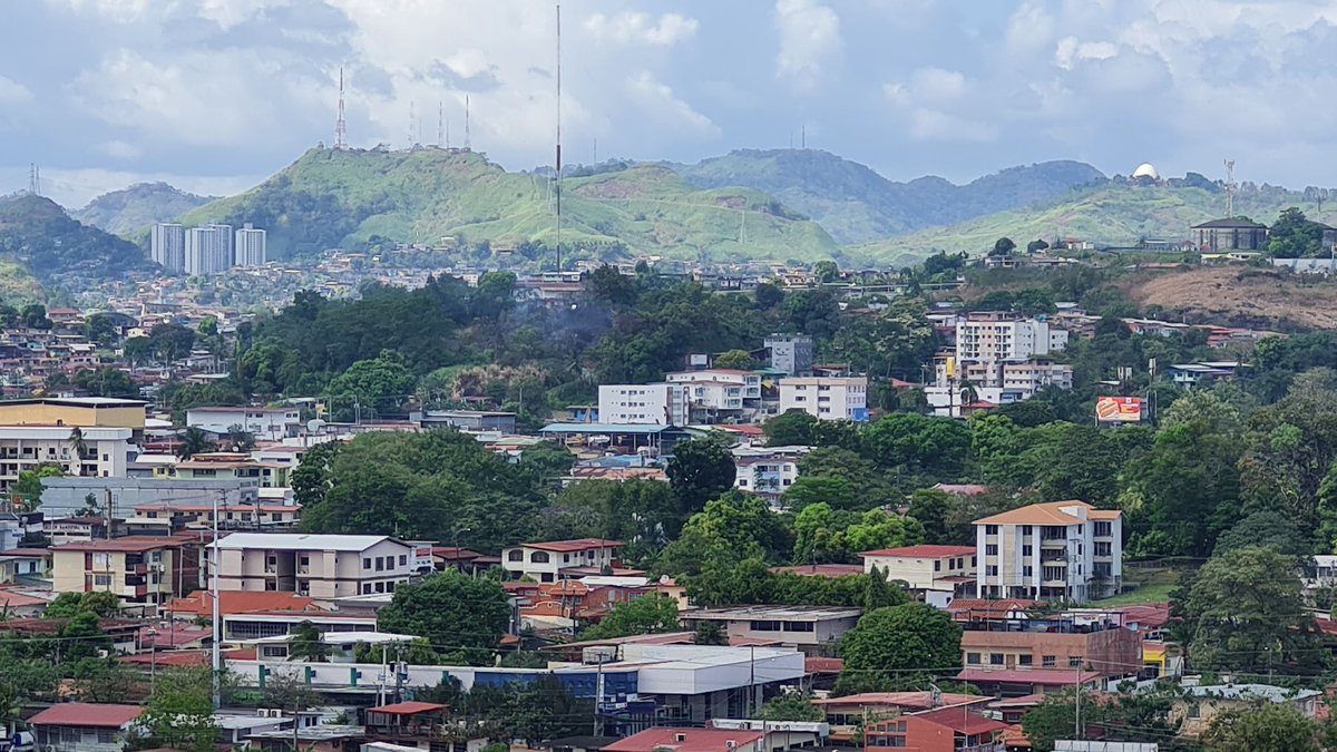 xLady_Shawx's tweet photo. @tvnnoticias @Telemetro @Traficologo1 Completamente apagado 👏🏻. Eviten prender cosas, cuidemos nuestra ciudad y naturaleza. https://t.co/X1EbtrWlhL