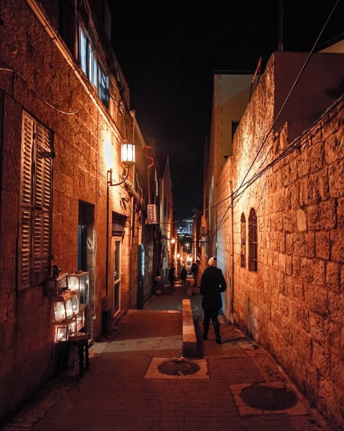IsraelinItaly's tweet photo. Passeggiata serale nei vicoli del quartiere Nachlaot di Gerusalemme.

Photo credits 📸: Erez Vansover

#jerusalem #jerusalemstreets #gerusalemme #viedigerusalemme #streets #ancientstreets #walk #passeggiata #walkbynight https://t.co/ZGUAsEObwN