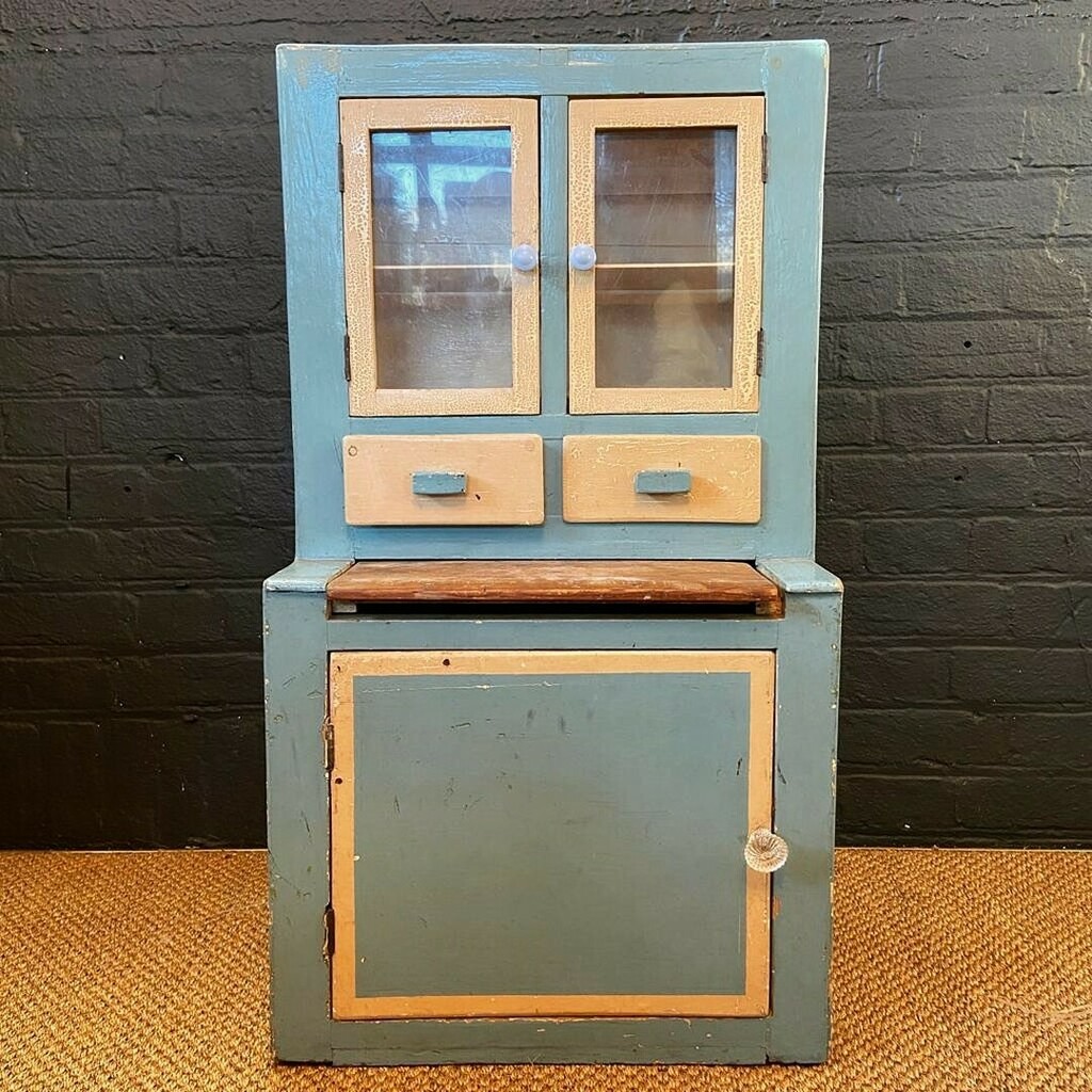 Love this 1950’s childrens toy kitchen 😍 brilliant pastel colours.
.
.
.
#50svintage #vintagetoys #toykitchen #childskitchen #fundecor #eclecticdecor #childrensroomdecor #retrodecor #retrotoys #howihome #myhomestyle #interiordecor instagr.am/p/CY4G53Jq9pv/