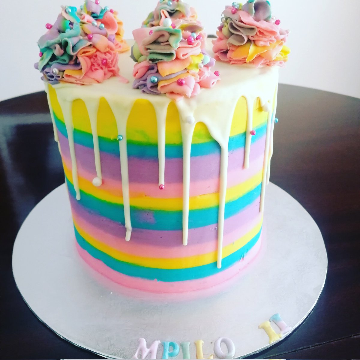 xolis_cakes's tweet photo. #cupcakes #cakes #rainbowcake #rainbowcupcakes #spidermancake #cakeart #cakedecorating #cakestagram #xoliscakes #buttericing #sugarart https://t.co/3pELgak9xZ