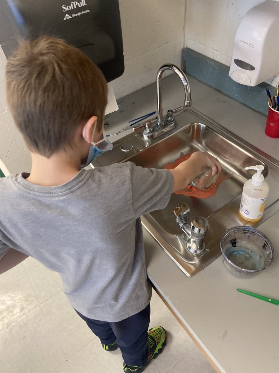 trinityareaarts's tweet photo. As students get older I try to build studio responsibilities into my lessons. Todays third grade kids are responsible for changing out paint water and getting paint refills in a respectful way. @trinityareaarts #elementaryart #smallhandsbiggoals https://t.co/dnvoHBDOy6