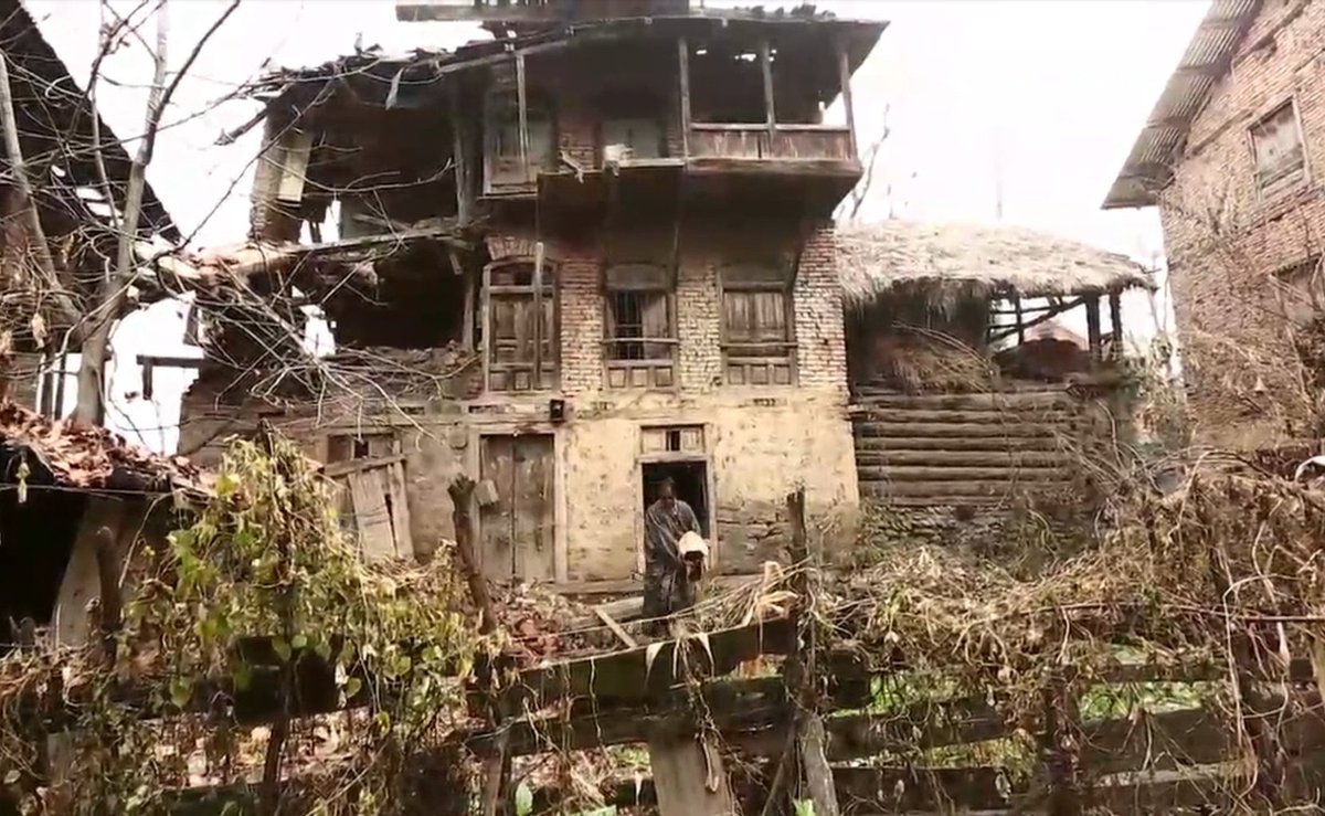 BattaKashmiri's tweet photo. 11686 days ago, In the middle of night (18th-19th Jan 1990) a blackout took place in Kashmir &amp; electricity was cut everywhere except in mosques across Valley.

Loudspeakers blared: Kashmiri Hindus Convert, Die or Leave

The darkest night has still not ended

I await sunrise.... https://t.co/5vmZUAWhKO