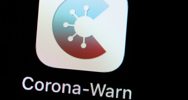 Dt_Aerzteblatt's tweet photo. Neue Version der Corona-Warn-App zeigt Gesamtstatus an: Berlin – Die offizielle Corona-Warn-App des Bundes ist in einer neuen Version in der Lage, gültige Impf- oder Genesenenzertifikate sowie einen… https://t.co/5HBxTGTHb8 #CoronaWarnApp #CWA #Status #neueVersion https://t.co/vYDpEMFMw2