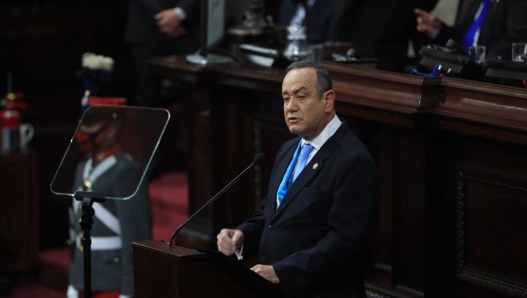 mespana_pl's tweet photo. "Por primera vez en 12 años de descenso, la tasa de homicidios aumentó en 2021" dice @DialogosGuate en el último informe de #ViolenciaHomicida donde explican que fue una "trampa metodológica" de Giammattei no tomar en cuenta los datos de 2020 para decir que la violencia bajó https://t.co/bAop5RbwTT