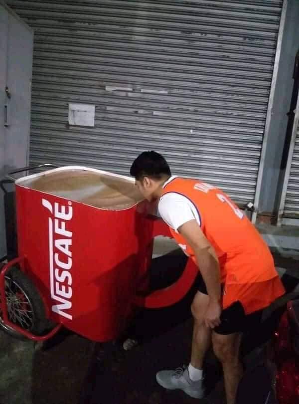 — Puedes tomar café, pero solo una taza. 

La taza: